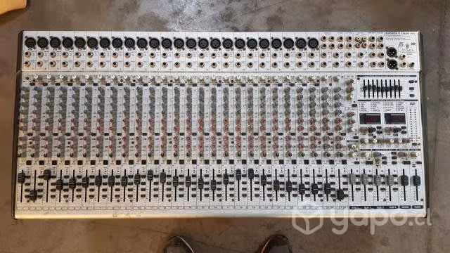 Mesa de audio BEHRINGER de 32 canales