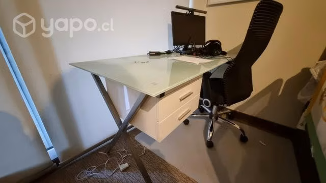 Escritorio con cajonera