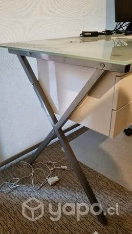 Escritorio con cajonera