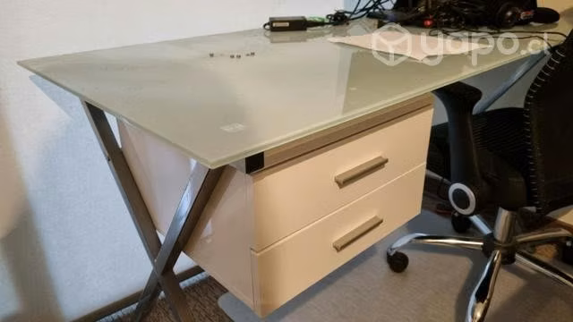 Escritorio con cajonera