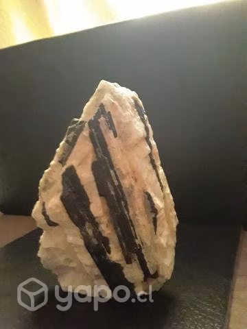 Turmalina negra en bruto