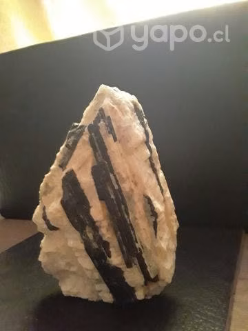 Turmalina negra en bruto