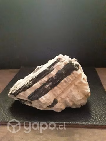 Turmalina negra en bruto