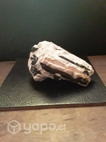 Turmalina negra en bruto