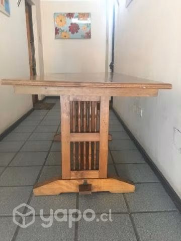 Mesa de madera de comedor