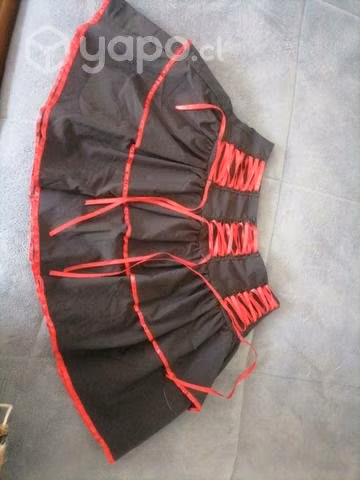 Falda gótica negra con rojo
