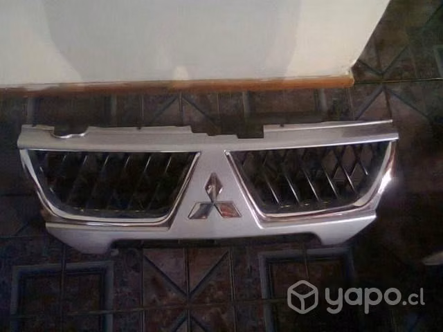 Mascara delantera original Mitsubishi montero 2009