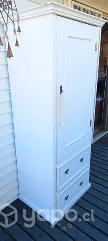 Mueble grande de madera sólida