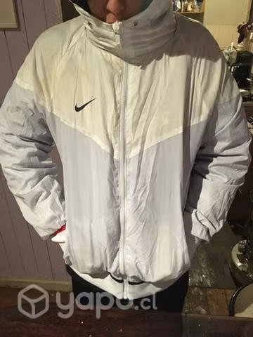 Chaqueta Nike seminueva blanca