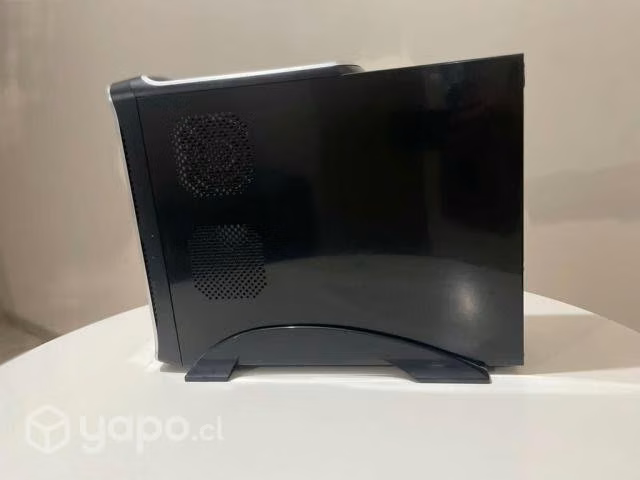 Computador de escritorio y monitor - Imagen 3