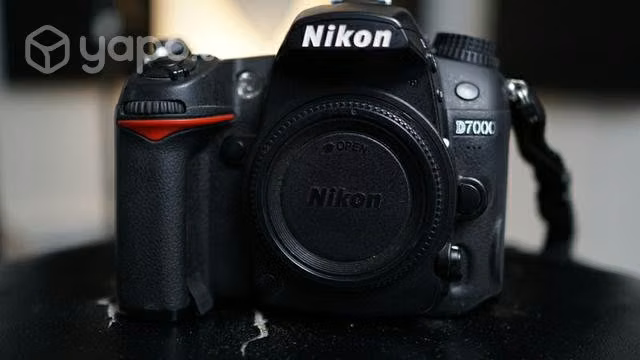 Cámara Nikon D7000 más lente VR 18-200