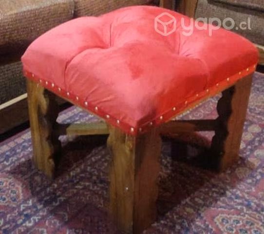Banquito de madera con tela de felpa