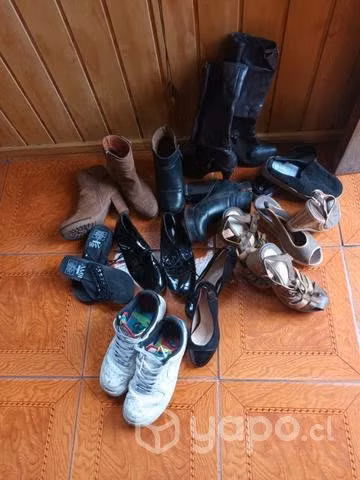 Lote de zapatos y ropa