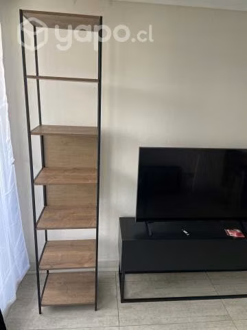 Estante de hierro con madera