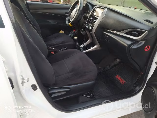 Taxi ejecutivo Toyota yaris 2018 con cupo