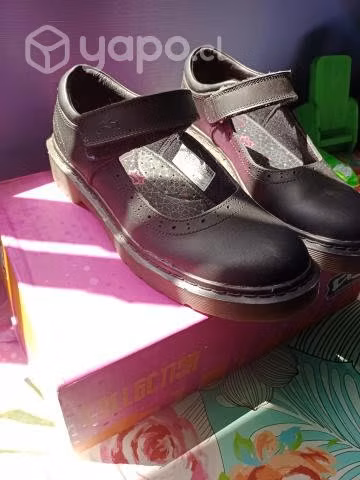 Zapatos escolares nuevos sin uso