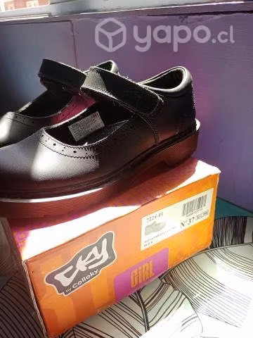 Zapatos escolares nuevos sin uso