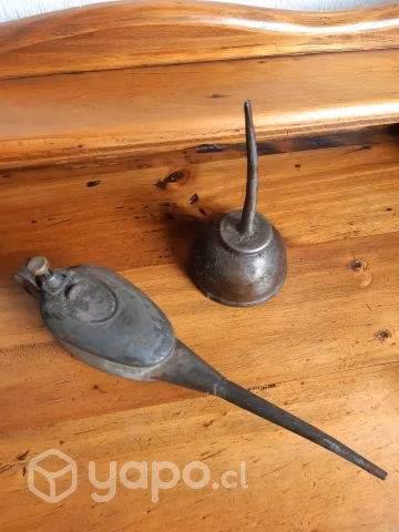 Par de antiguas aceiteras
