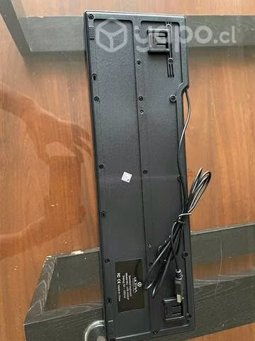 Teclado alámbrico seminuevo con conector USB