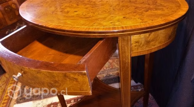 Fina antigua mesa lateral oval Francesa
