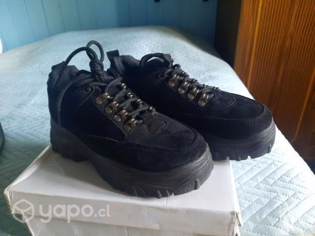 Zapatilla negra talla 36