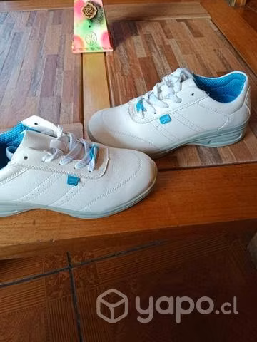 Tengo 2 corset y un par de zapatillas.