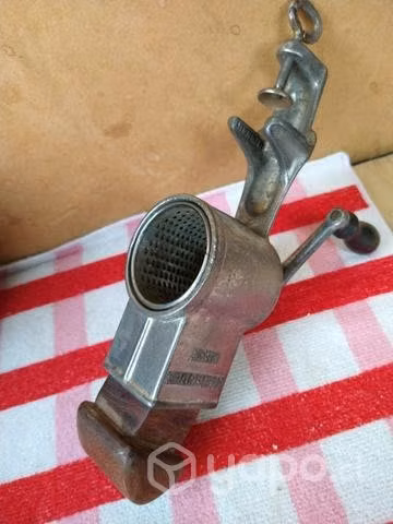 Antiguo molino para direferentes uso café ,granos