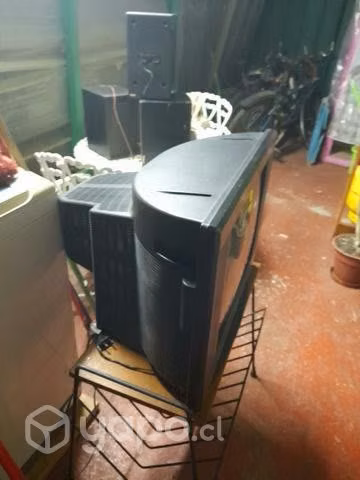 Televisor con mesa en buen estado