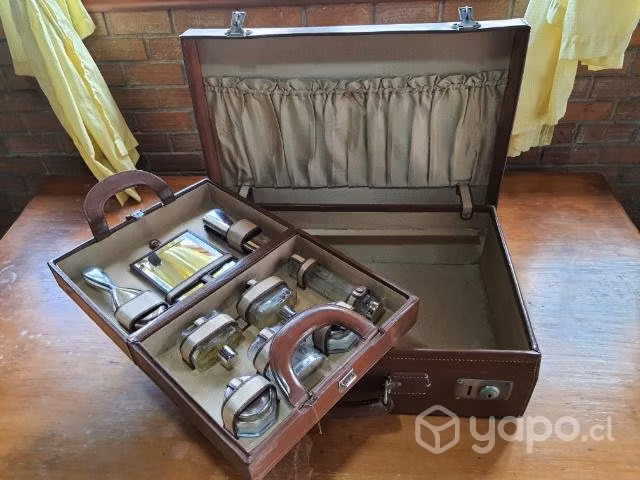 Hermosa meta de cuero con necessaire años 50