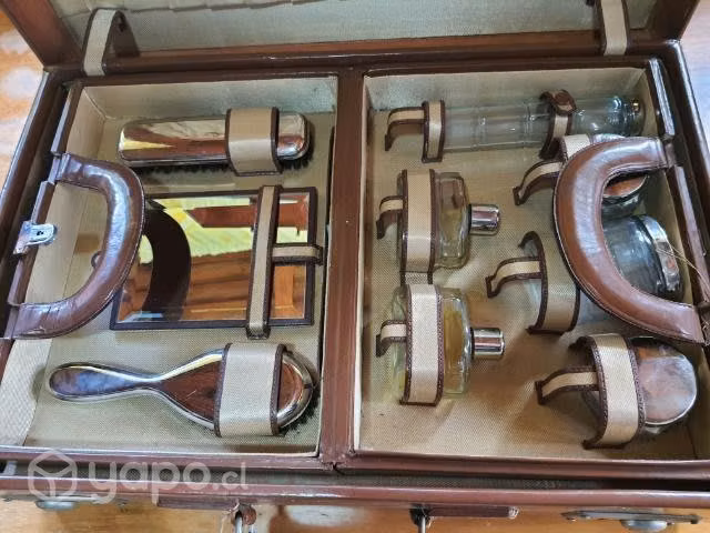 Hermosa meta de cuero con necessaire años 50