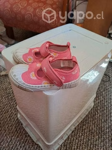 Zapatos de niña diferentes talla