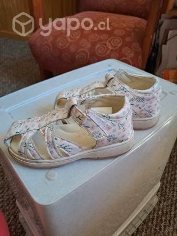 Zapatos de niña diferentes talla