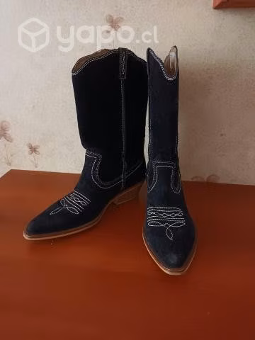 Botas negras nuevas