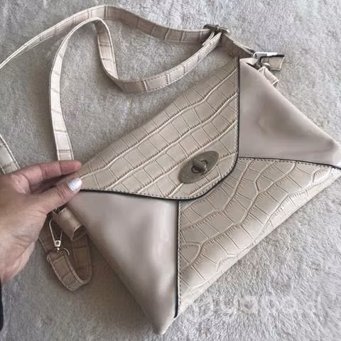 Cartera color crema de sei