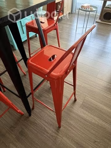 Mesa bar y sillas altas rojas
