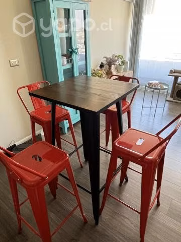 Mesa bar y sillas altas rojas