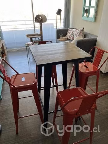 Mesa bar y sillas altas rojas