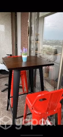 Mesa bar y sillas altas rojas
