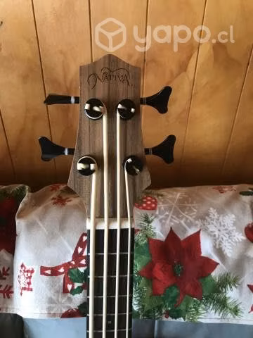 Ukelele Bass Electroacústico