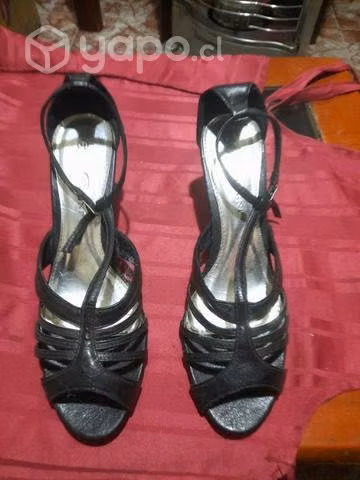 Chalas negras. Dama