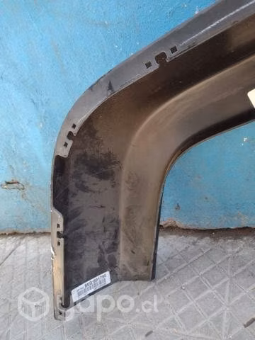 Moldura izq de tapabarro Jeep Wrangler 08-16