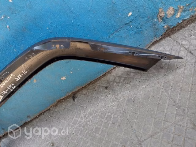 Moldura izq de tapabarro Jeep Wrangler 08-16