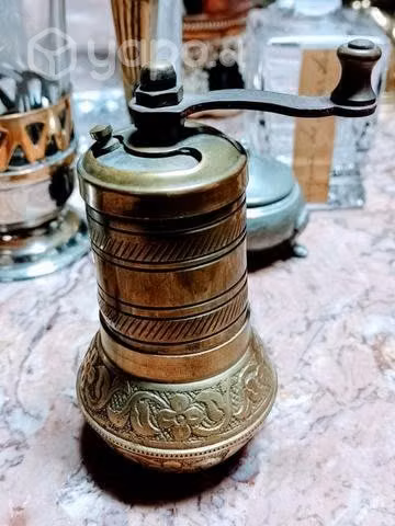 Antiguo Molinillo turco portátil de bronce