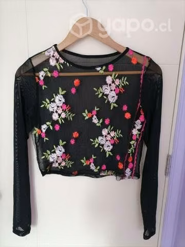 Top negro de malla con estampado floreado.