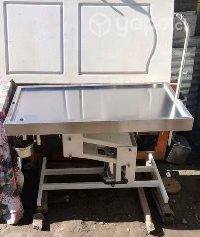 Mesón quirúrgico hidráulico, nuevo.