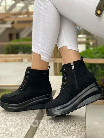 Hermoso botín a la moda muy cómodo blandito y livi