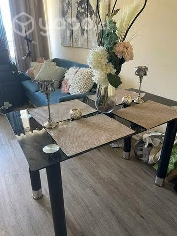 Mesa, floreros y candelabros