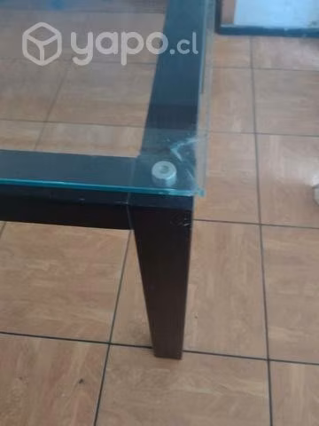 Comedor de madera con detalles para retocar