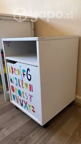 Escritorio con silla y mueble auxiliar o velador