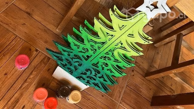 Arbolitos de navidad artesanales. 72cms. MDF.